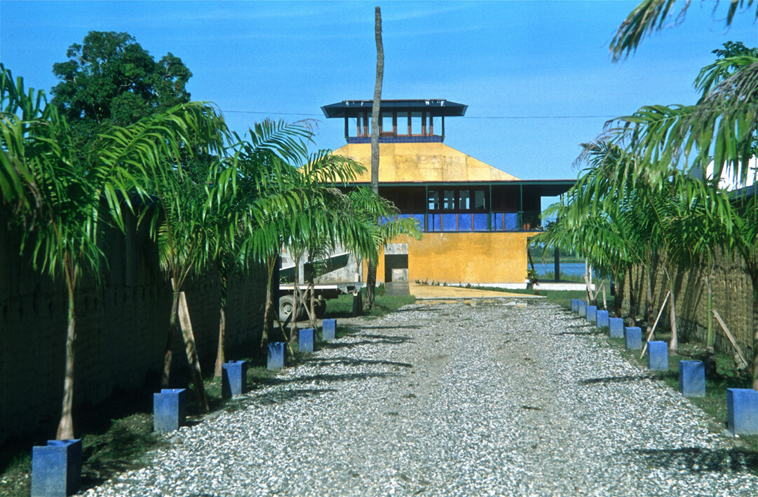 Definen el acceso dos muros de tapia y chaguaramos