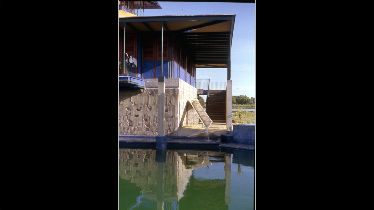 La canal de lluvia va revestida de trozos de cerámica
