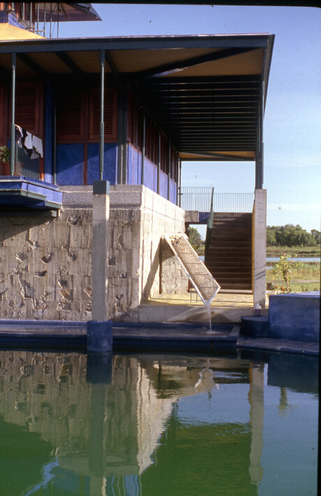 La canal de lluvia va revestida de trozos de cerámica