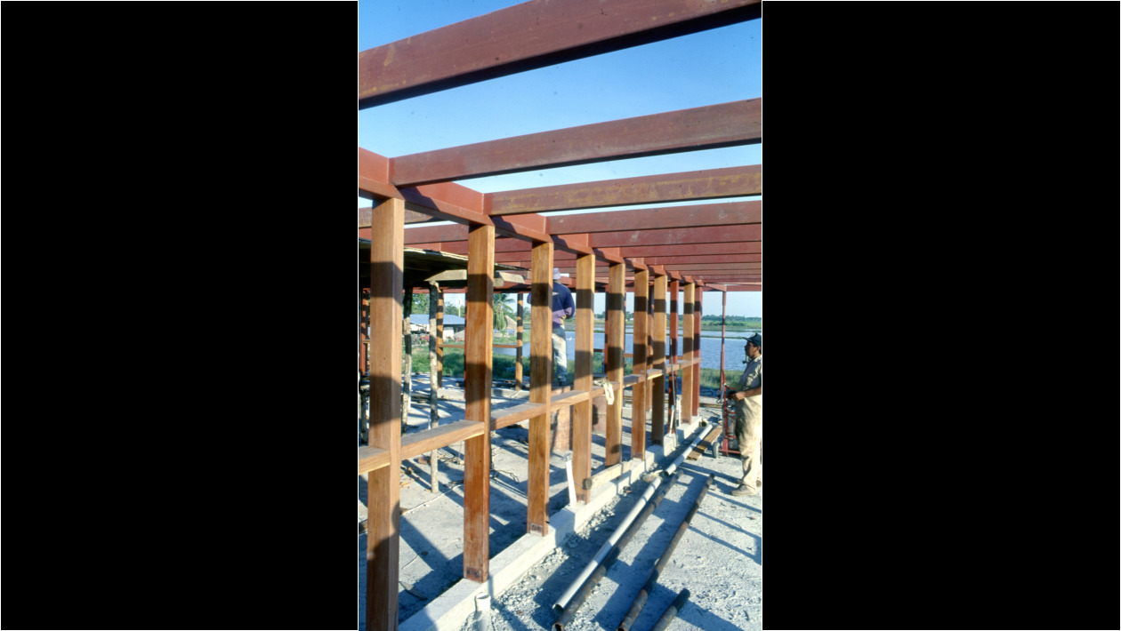 Columnillas de madera sobre la losa soportan el techo