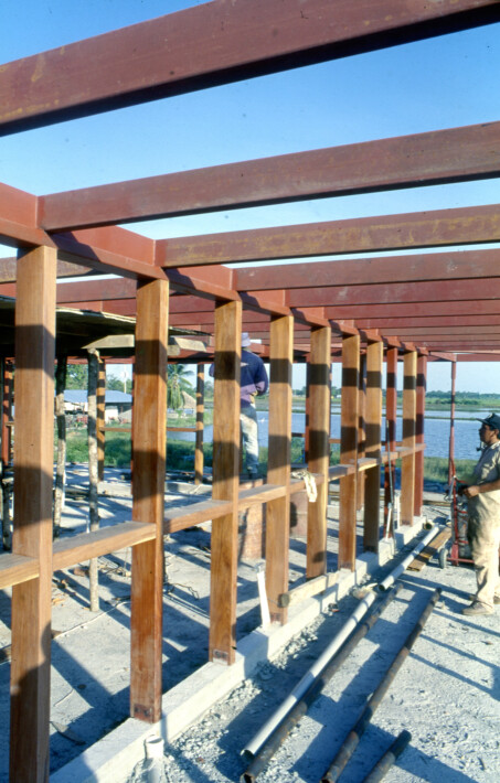 Columnillas de madera sobre la losa soportan el techo