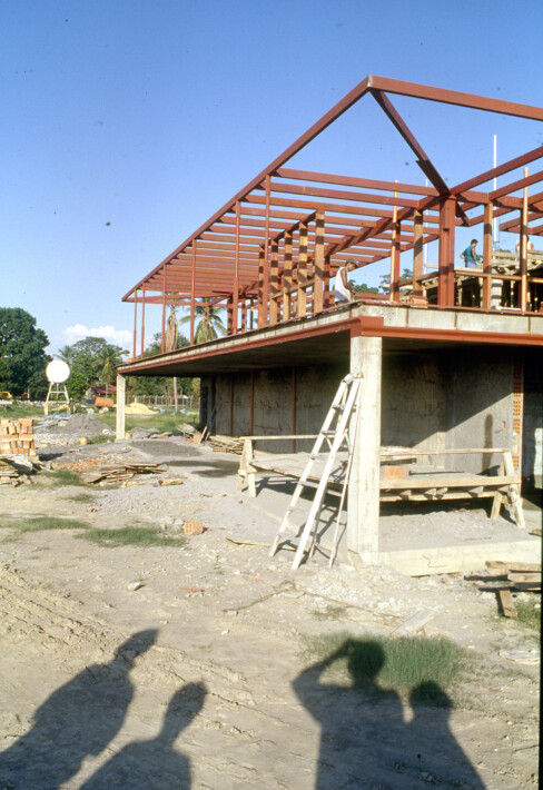 La estructura es híbrida: piedra, concreto, madera, metal