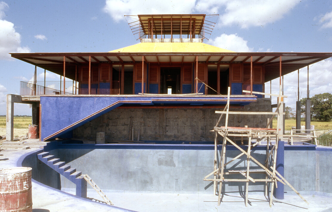 El ático en construcción. Es chimenea de ventilación