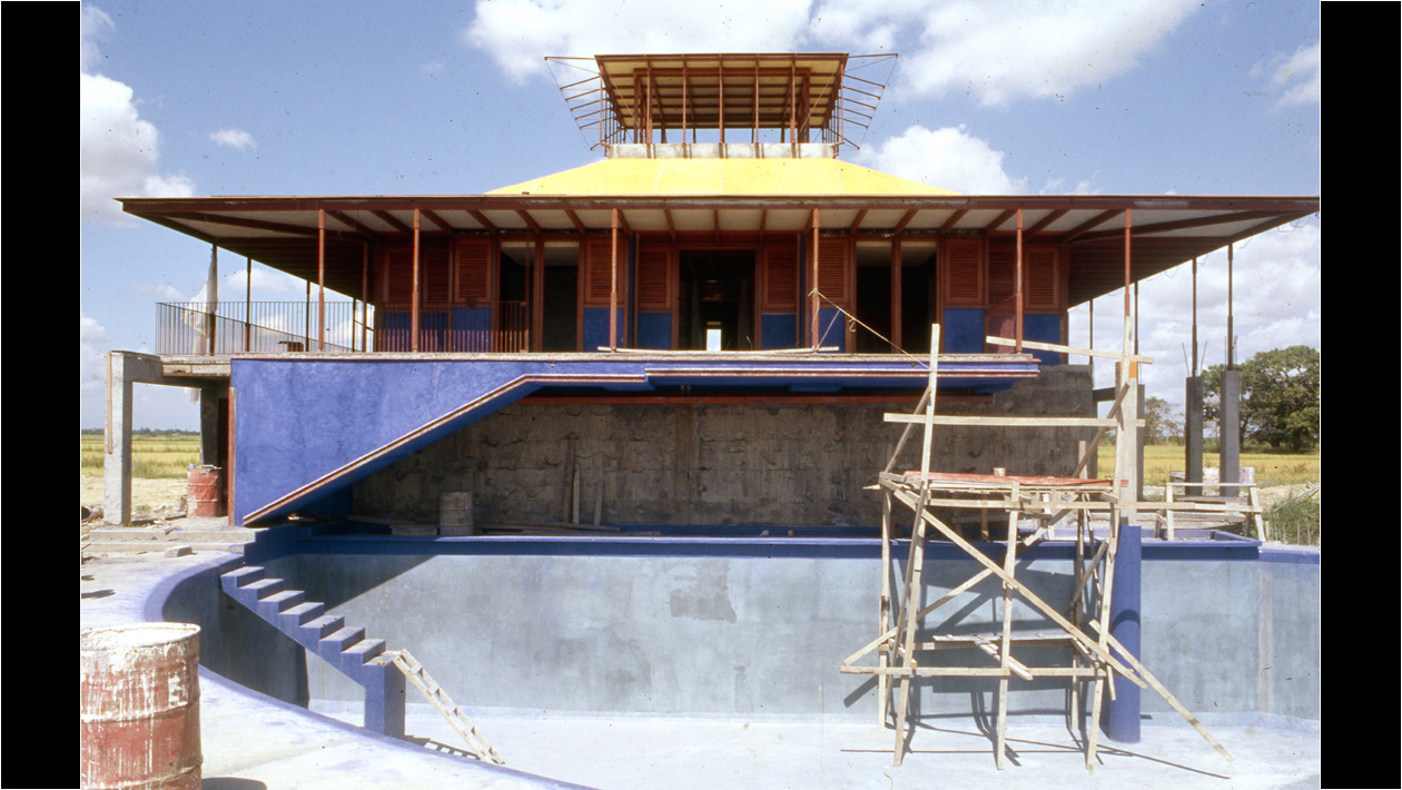 El ático en construcción. Es chimenea de ventilación