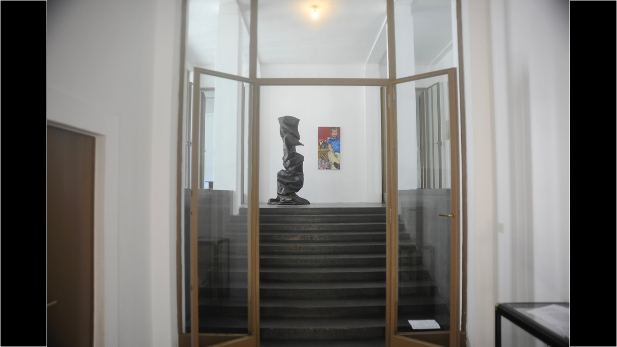 Escalera "señorial" que conduce desde la entrada al nivel social.